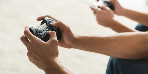 Twee tieners houden gameconsole vast