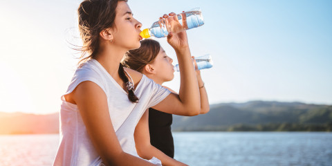 2 meisjes drinken water