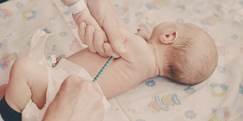 Pasgeboren baby krijgt vaccin