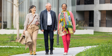 Enkele seniors op wandel met elkaar 