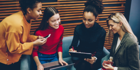 Groupe d'amies qui parlent