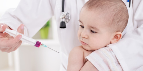 een arts die een injectie aan een kind geeft