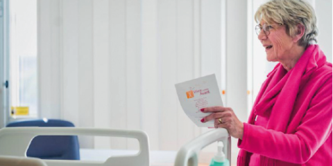 Une dame dans une chambre d'hôpital 