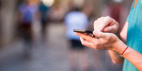 homme utilise son gsm