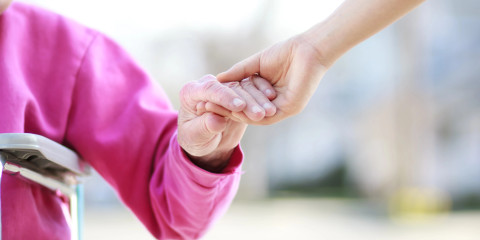 Une jeune qui aide une personne âgée
