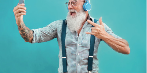 Vief, oudere man met baard en smartphone