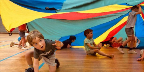 Kinderen spelen onder zeil