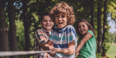 Kinderen spelen buiten touwtrekken