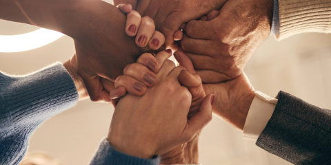 Solidariteit - mensen geven elkaar de hand.png