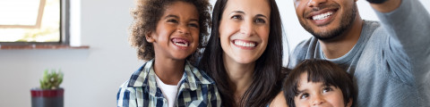 Famille fait selfie sur le canapé