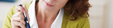 femme faisant un test de glycémie dans le cadre du diabète