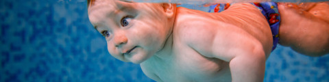 bébé qui nage dans une piscine