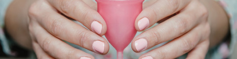 Vrouw houdt menstruatiecup in haar handen