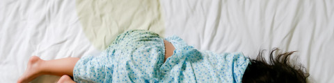 un enfant qui a fait pipi au lit