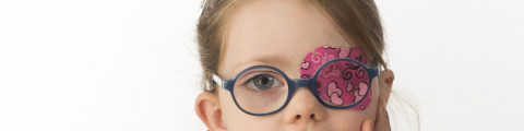 Kindje met bril en oogpleister