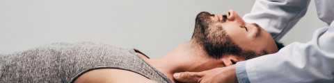 Chiropractor behandelt nek van man