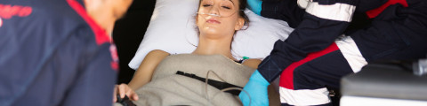 Jeune femme en ambulance