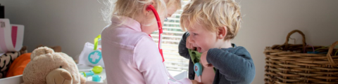 Twee kinderen spelen doktertje.