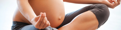une femme enceinte fait du yoga
