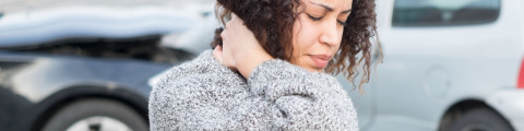 femme qui a mal au cou après un accident de voiture