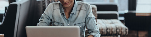 femme assise à son bureau avec son ordinateur