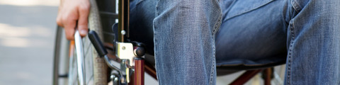 Benen van man in rolstoel