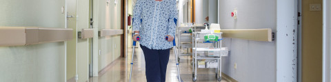 Vrouw in hospitaal op krukken
