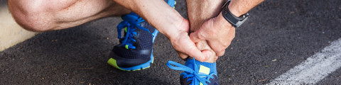 homme qui a mal à la cheville en faisant son jogging