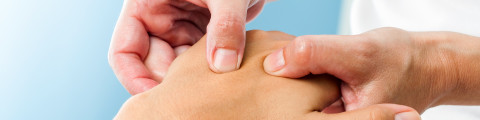 Séance de kinésithérapie sur la main