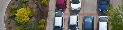 Voitures dans un parking
