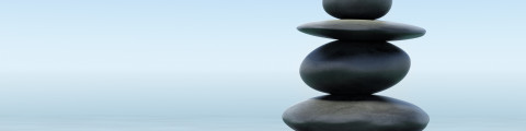 Pierres déposées sur l'eau faisant penser au bien-être