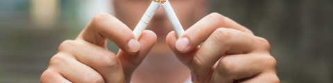homme casse sa cigarette en deux
