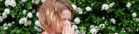 Banner meisje met zakdoek heeft hooikoorts