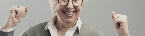 une femme senior est contente de sa victoire