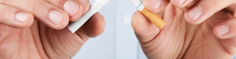 homme casse la cigarette en deux
