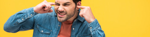 Man met vingers in zijn oren