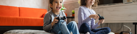 kinderen gamen op playstation lachend