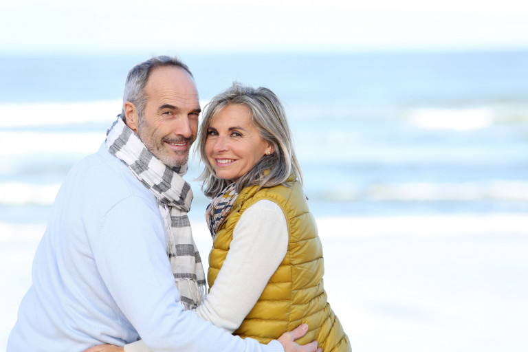 gepensioneerd koppel aan zee