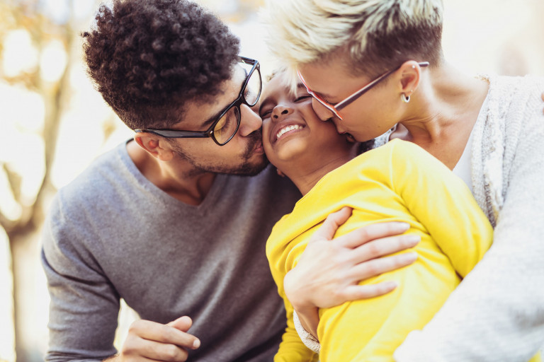 Ouders die hun meisje knuffelen
