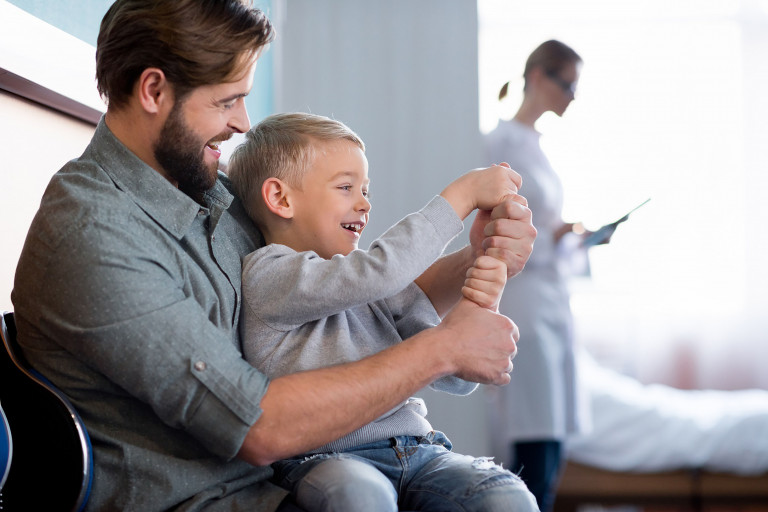 papa speelt met zoontje in ziekenhuis
