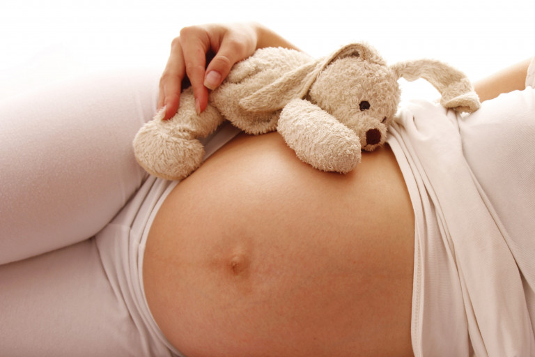 Beer op zwangere buik