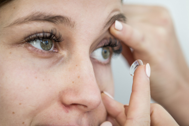Vrouw brengt lenzen in