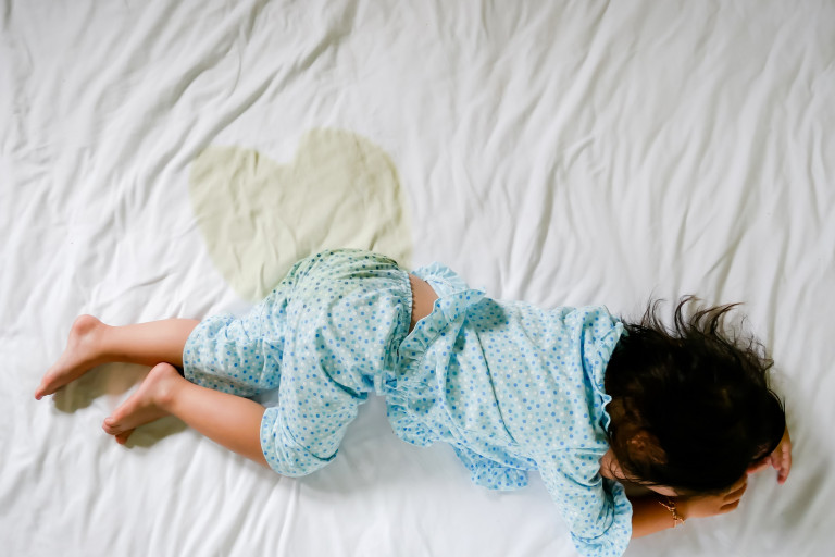 Kindje heeft in slaap in bed geplast