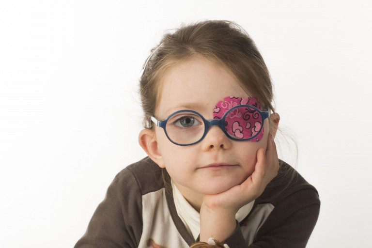 Kindje met bril en oogpleister