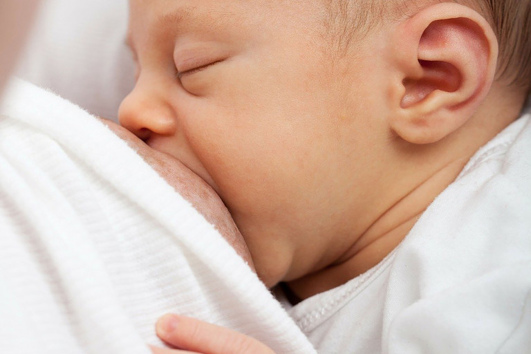 bébé allaitement maman