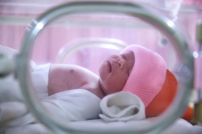 baby in couveuse