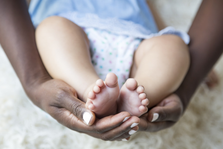 baby voetjes in handen mama
