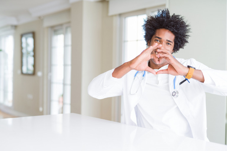 Dokter maakt hartje met handen