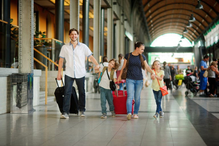 familie in treinstation vertrekt op vakantie