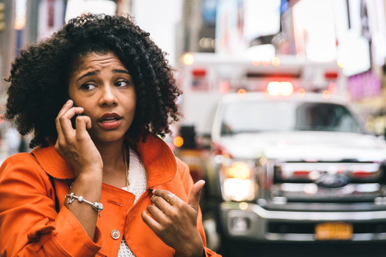 femme au téléphone dans la rue